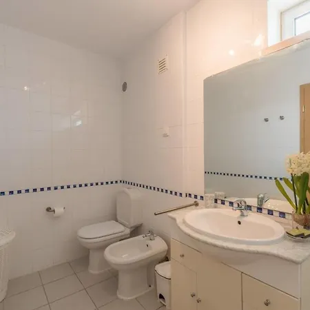 Beautiful 1 Bedroom With Stunning View Apartment