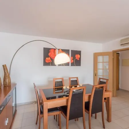 Beautiful 1 Bedroom With Stunning View Apartment